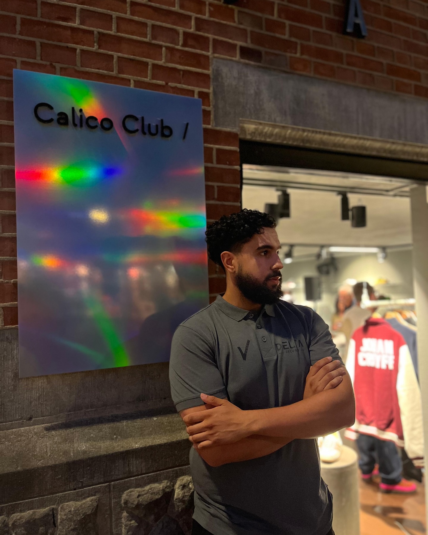 Delta-medewerker die de toegang bewaakt bij de Calico Club